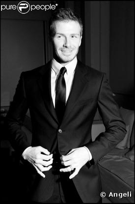 David  en tenue Armani pour un défilé de la marque... juste Waouh ! Le noir et blanc lui va si bien : A croquer ! (janvier 2009)